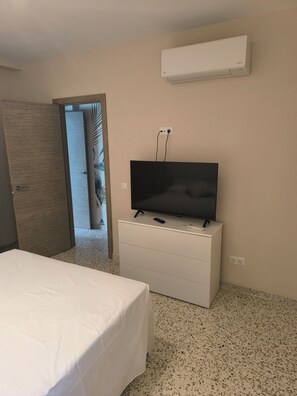 1 habitación, tabla de planchar con plancha, wifi gratis y ropa de cama 