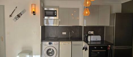 Kjøleskap, mikrobølgeovn og oppvaskmaskin