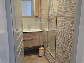 Bathroom - 3-room apt, sleeps 6, south-facing balcony (Valloire)