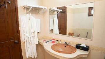 Deluxe Double Room, City View | Bathroom