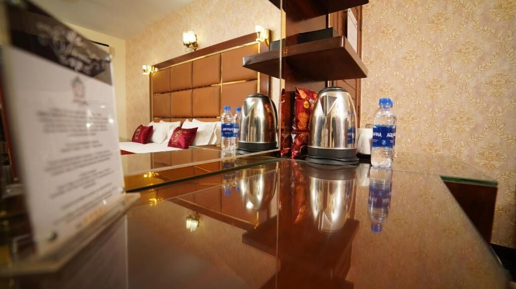 Deluxe Double Room, City View | Living area