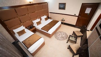 Habitación Deluxe doble, vistas a la ciudad | Sistema de insonorización, tabla de planchar con plancha, wifi gratis