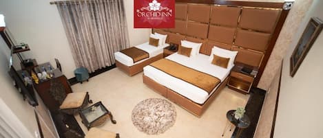 Quarto casal luxo, vista para a cidade | Quartos à prova de som, ferros/tábuas de passar roupa, Wi-Fi de cortesia