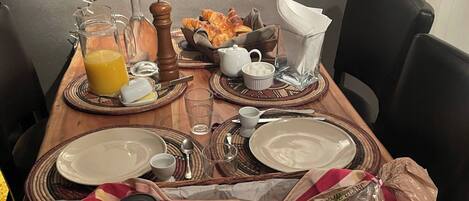 Shared Dormitory, 1 Bedroom, Smoking, Garden View | Dining