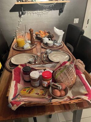 Shared Dormitory, 1 Bedroom, Smoking, Garden View | Dining