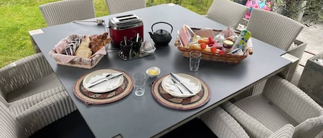 Felles sovesal, 1 soverom, røyk, hageutsikt | Utendørsservering