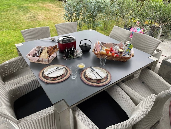 Dormitorio condiviso, 1 camera da letto, fumatori, vista giardino | Ristorazione all'aperto