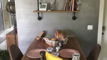 Slaapzaal, 1 slaapkamer, roken, uitzicht op tuin | Dineerruimte