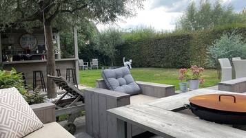 Felles sovesal, 1 soverom, røyk, hageutsikt | Utendørsservering