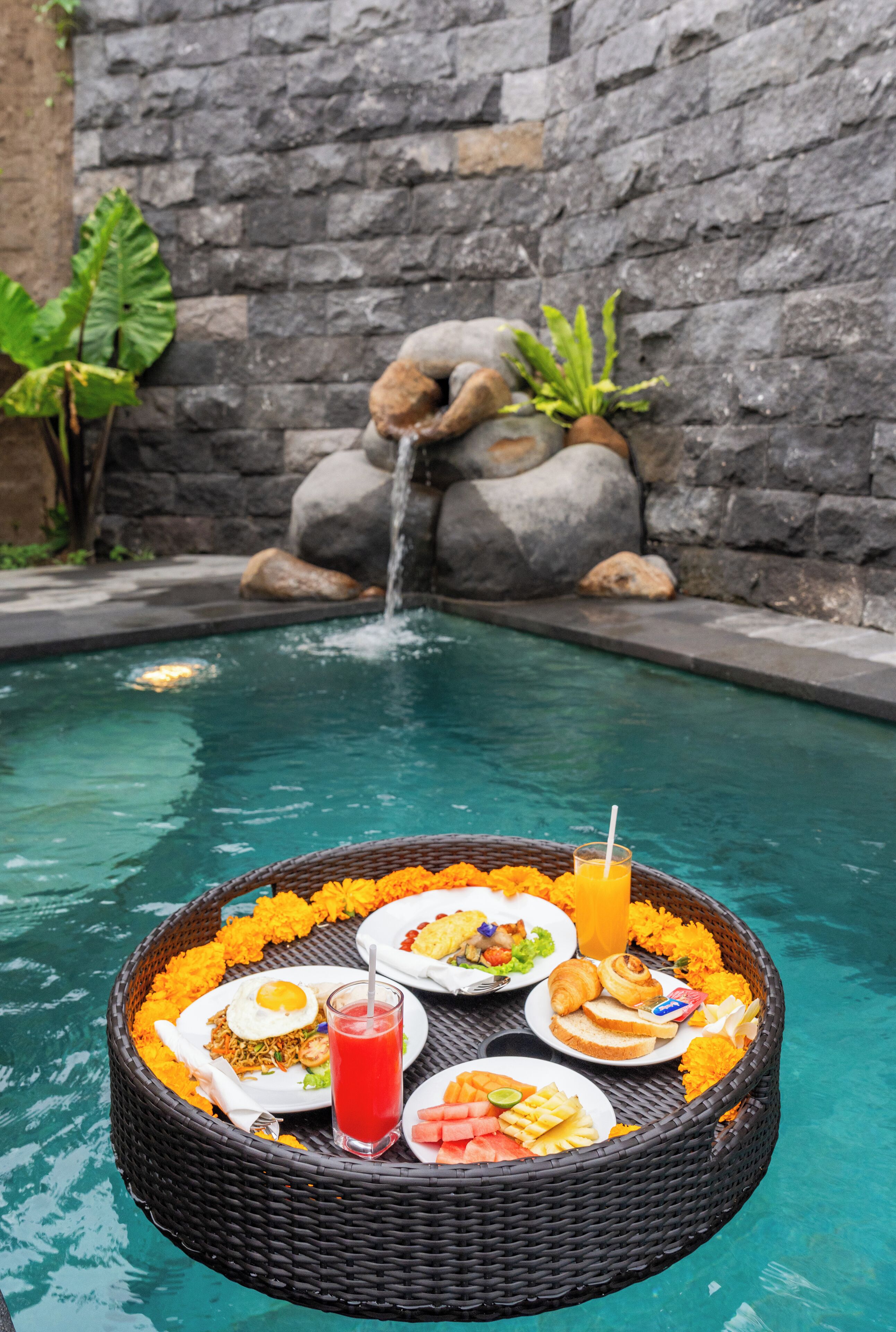 Piscine extérieure, chaises longues