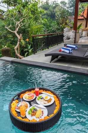 Una piscina al aire libre, tumbonas