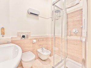 Doccia, asciugacapelli, bidet, asciugamani