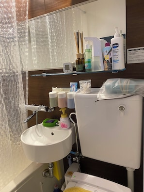 Hair dryer, bidet, towels, soap - Charming 1-bedroom apartment with AC in Shinjuku City (Shinjuku City)