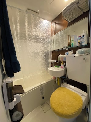 Hair dryer, bidet, towels, soap - Charming 1-bedroom apartment with AC in Shinjuku City (Shinjuku City)