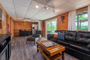 Smart TV, fireplace - Lake of Egypt Log Home Hot Tub Retreat (Creal Springs)