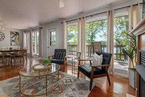 Smart TV, fireplace - Lake of Egypt Log Home Hot Tub Retreat (Creal Springs)