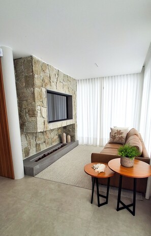 Living area - Casa Rendas da Daniela - 6 suites on the most tranquil beach in Florianópolis. (Florianópolis)
