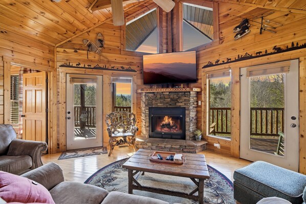Smart TV, fireplace - Mountain View with 4 King Suites, WiFi, Game Room & Hot Tub! Close to Dollywood! (Sevierville)