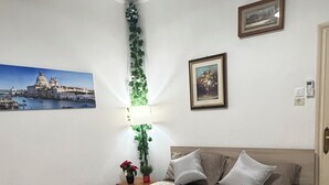 Unclassified image, 2 of 6, button - zara'shome (Venezia)