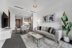 Deluxe-Apartment, 1 Schlafzimmer, Balkon, Stadtblick | Wohnzimmer