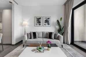 Apartamento luxo, 1 quarto, sacada, vista para a cidade | Sala de estar