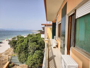 Property grounds - Seafront Escape Villa Nina: Garden, Balconies & Steps from the Sand (Quartu Sant'Elena)