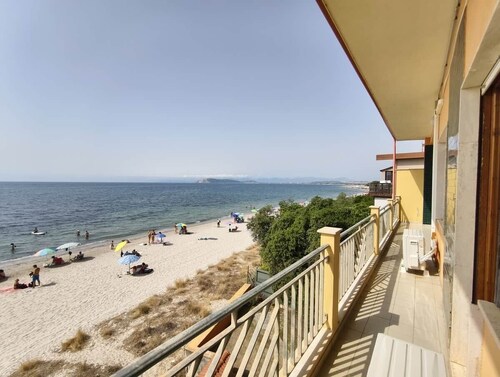 Seafront Escape Villa Nina: Garden, Balconies & Steps from the Sand