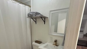 Towels, soap, toilet paper - Perfect 1-bedroom apartment with in welcoming Belleville (Belleville)