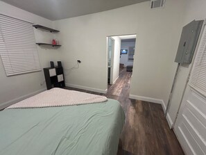 Tabla de planchar con plancha, wifi, ropa de cama