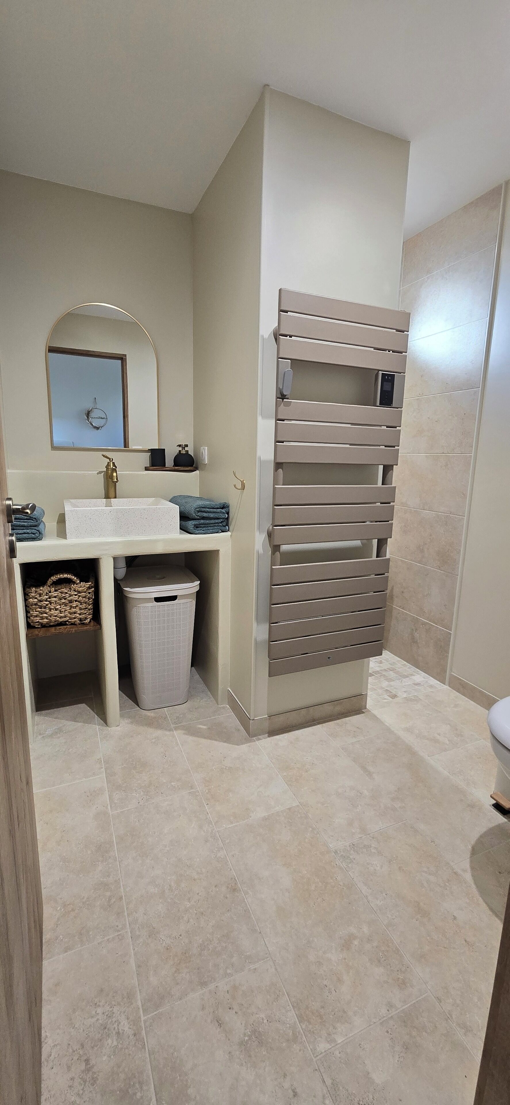 Hårtork, handdukar, tvål och toalettpapper