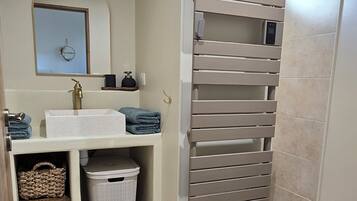 Hårtork, handdukar, tvål och toalettpapper