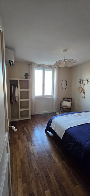 3 室のベッドルーム、アイロン / アイロン台、WiFi、ベッドシーツ