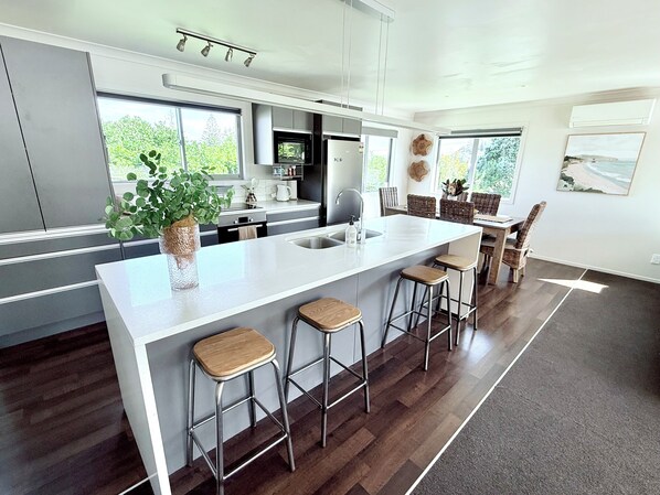 Refrigerador, microondas, horno y parrilla de estufa 