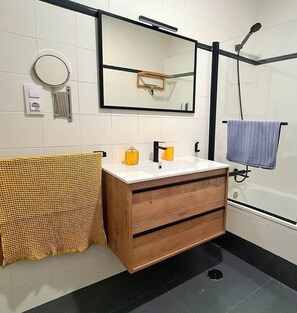Dusche, Haartrockner, Bidet, Handtücher