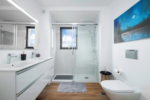 Een douche, een haardroger, handdoeken, zeep