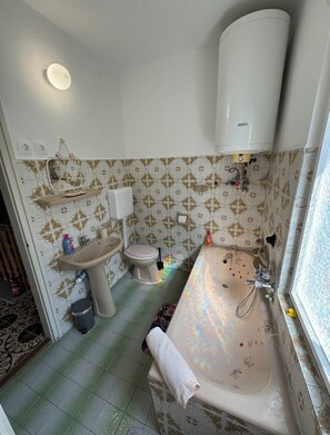 Serviettes fournies, papier toilette