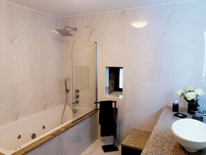 Jetted bath, hair dryer, towels, soap - Mirão House (Santa Marinha do Zêzere)