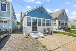 Exterior - Stay just 1 block from the beach & boardwalk in this charming and newly renovated Point Pleasant Beach cottage. Perfect for families and small groups, this cozy beach retreat combines an unbeatable location with comfortable indoor and outdoor spaces (Point Pleasant Beach)