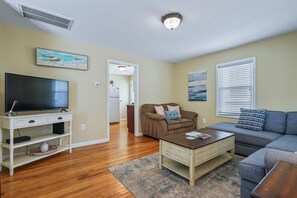 Smart TV - Stay just 1 block from the beach & boardwalk in this charming and newly renovated Point Pleasant Beach cottage. Perfect for families and small groups, this cozy beach retreat combines an unbeatable location with comfortable indoor and outdoor spaces (Point Pleasant Beach)