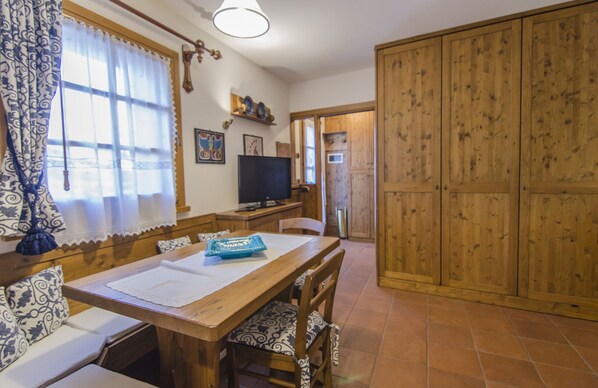 Dining - A Peaceful Hideaway in the Ampezzo Dolomites (Cortina d´Ampezzo)