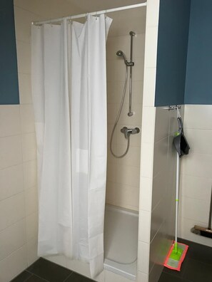 Douche, sèche-cheveux, serviettes fournies, savon