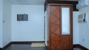 Unclassified image, 5 of 13, button - kings palace hotel (Cairo)