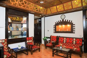 Lobby sitting area - kings palace hotel (Cairo)