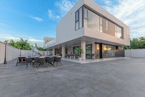 Outdoor dining - TML-6 bedrooms-swimming pool and Luxury KTV room and fitness area and pool table (Bang Lamung)