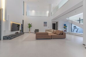 Interior - TML-6 bedrooms-swimming pool and Luxury KTV room and fitness area and pool table (Bang Lamung)