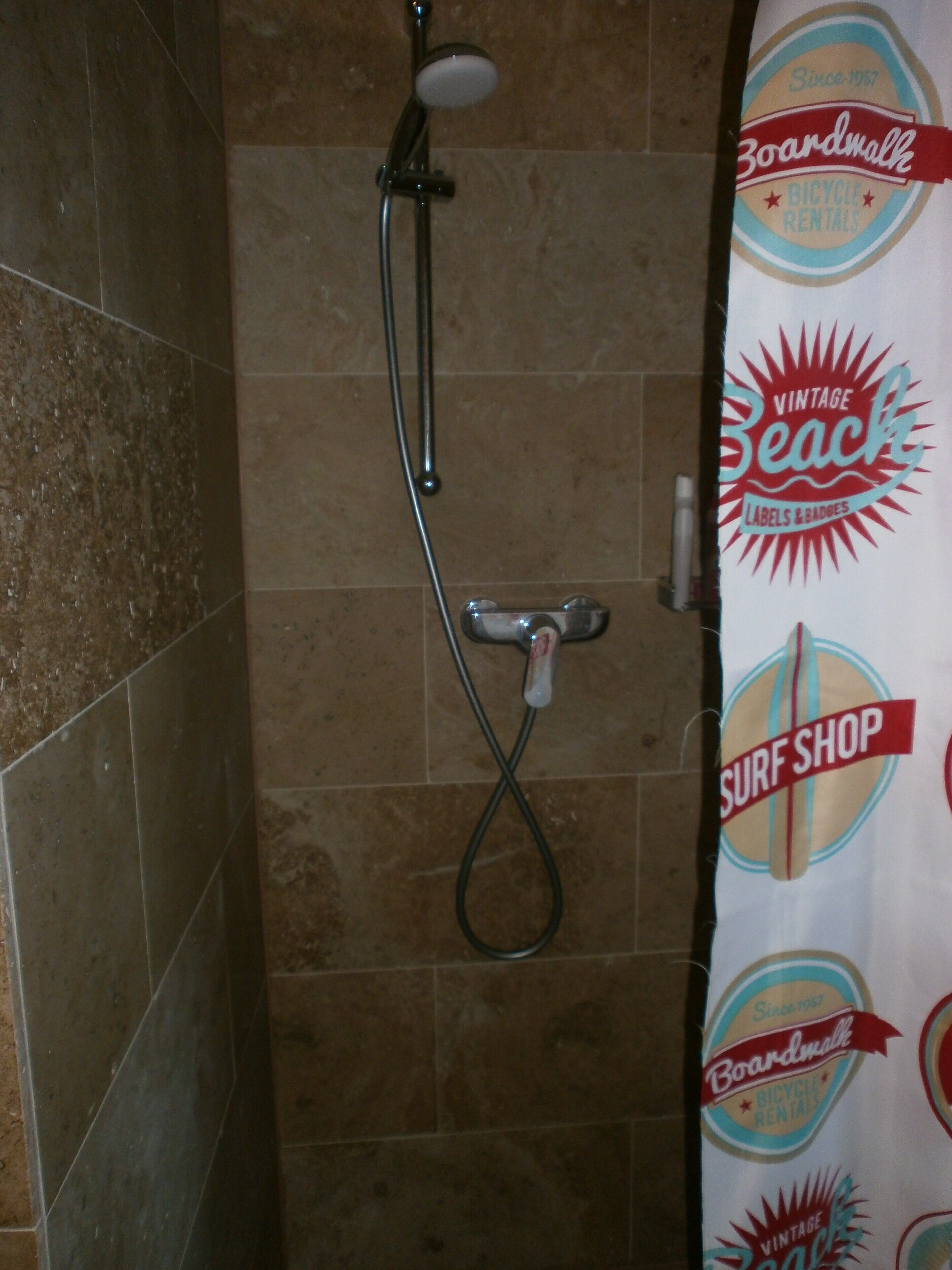 Haartrockner, Handtücher, Seife, Toilettenpapier