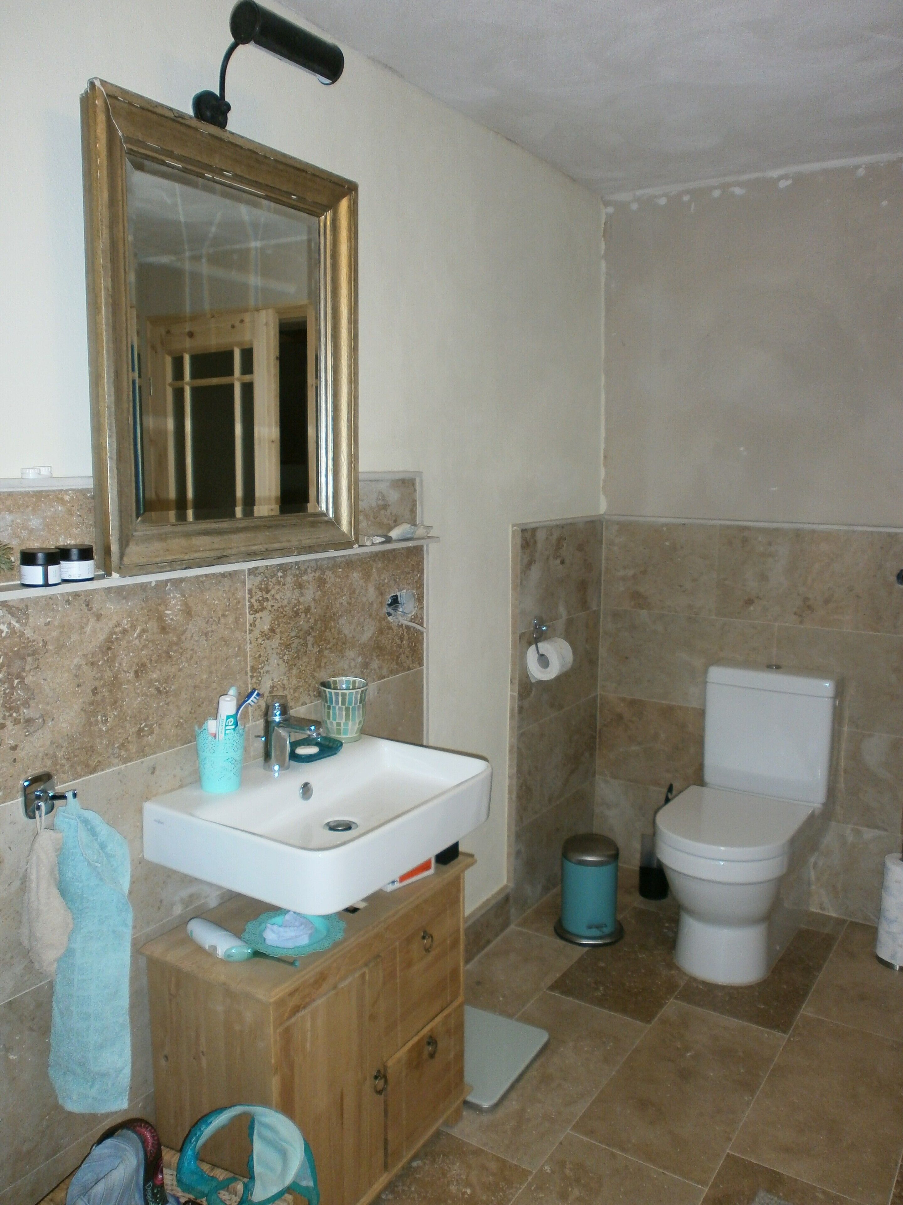 Haartrockner, Handtücher, Seife, Toilettenpapier