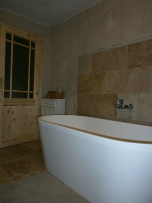 Haartrockner, Handtücher, Seife, Toilettenpapier