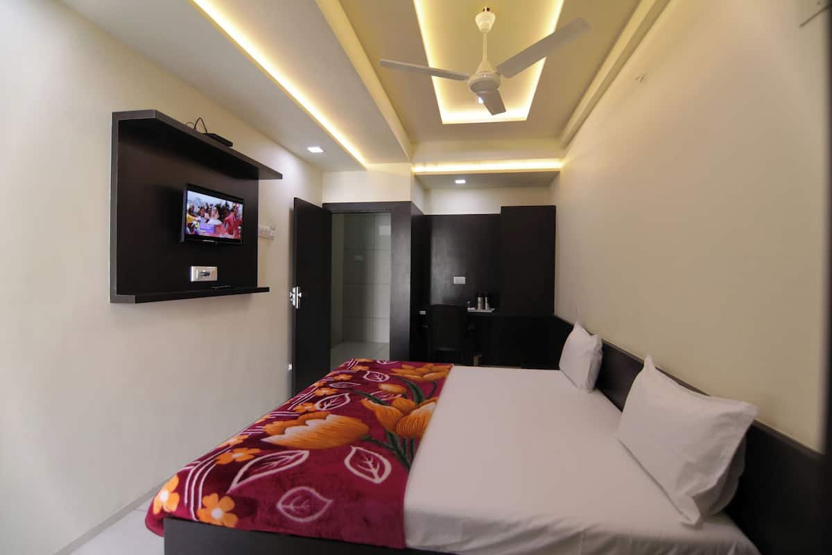 Deluxe Room | Desk, free WiFi