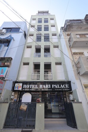 Front of property - Hotel Hari Palace (Rajkot)